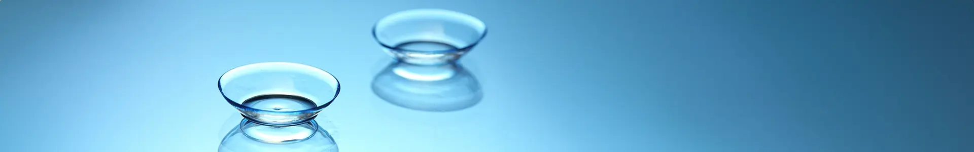 Banner para lentes de contato. Imagem com zoom de uma lente de contato apoiada sobre um dedo