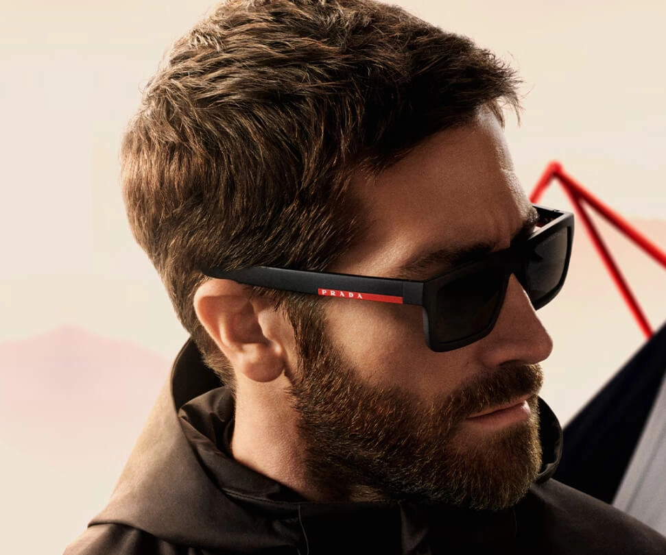 Homem com óculos de sol prada sport