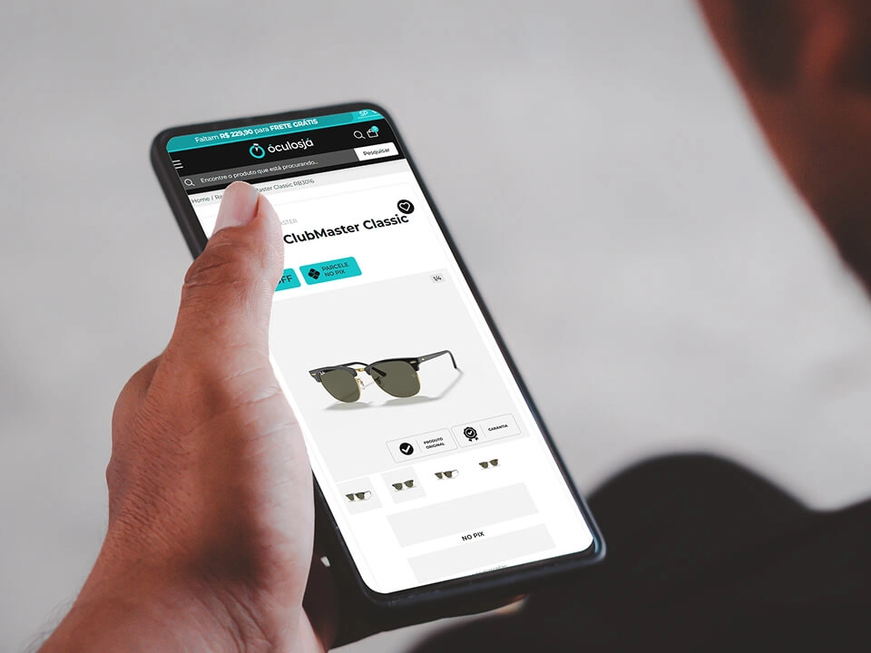 Pessoa com celular em suas mãos no site óculos já